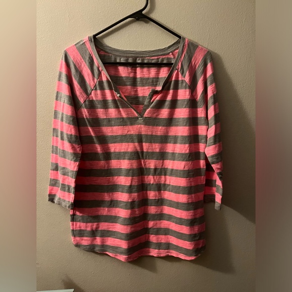 Ladies Top - Picture 1 of 3